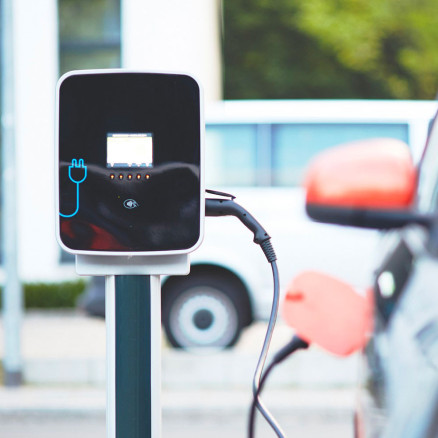 Borne de recharge sur pied, câble branché sur un véhicule électrique